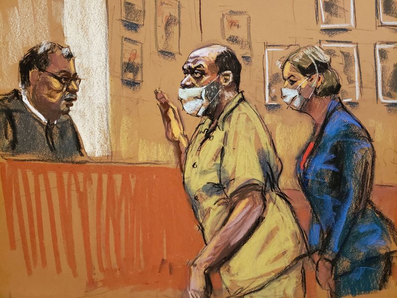 © Reuters. Frank James, charged with last month's mass shooting in a Brooklyn subway, is sworn in before pleading not guilty to terrorism and weapons charges in a courtroom in New York City, New York, U.S., May 13, 2022 in this courtroom sketch.  REUTERS/Jane Rosenberg