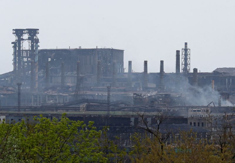 &copy; Reuters. الدخان يتصاعد من مصنع آزوفستال للصلب في ماريوبول بأوكرانيا في صورة يوم الجمعة. تصوير: ألكسندر إرموتشينكو - رويترز. 