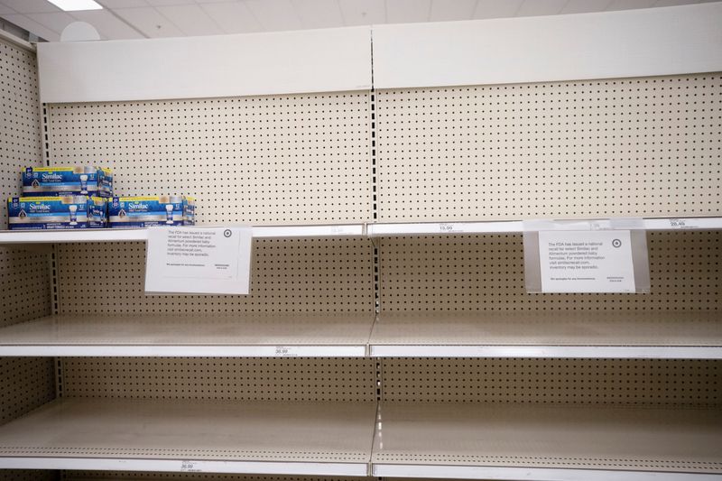 © Reuters. FILE PHOTO: Empty shelves show a shortage of baby formula at a Target store in San Antonio, Texas, U.S. May 10, 2022. REUTERS/Kaylee Greenlee Beal