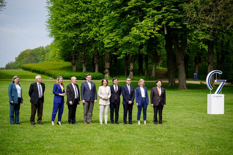 © Reuters. U.S. Under Secretary of State for Political Affairs Victoria Nuland, European Union's High Representative for Foreign Affairs Josep Borrell, Canadian Foreign Minister Melanie Joly, French Foreign Minister Jean-Yves Le Drian, Ukrainian Foreign Minister Dmytro Kuleba, German Foreign Minister Annalena Baerbock, Moldovan Foreign Minister Nicu Popescu, Italian Foreign Minister Luigi Di Maio, British Foreign Secretary Elizabeth Truss and Japanese Foreign Minister Yoshimasa Hayashi pose for a family photo during G7 foreign ministers' summit in Weissenhaeuser Strand, Germany, May 13, 2022. Kay Nietfeld/Pool via REUTERS