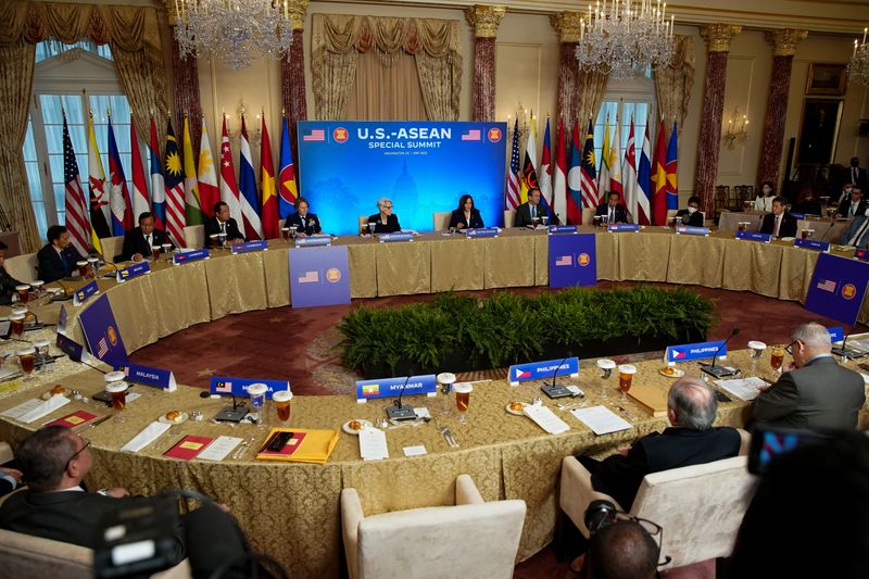&copy; Reuters. 米国のハリス副大統領は１３日、バイデン大統領がホワイトハウスで開いた東南アジア諸国連合（ＡＳＥＡＮ）との首脳会議で、米国は東南アジア地域を優先事項と見なしているとし、何世