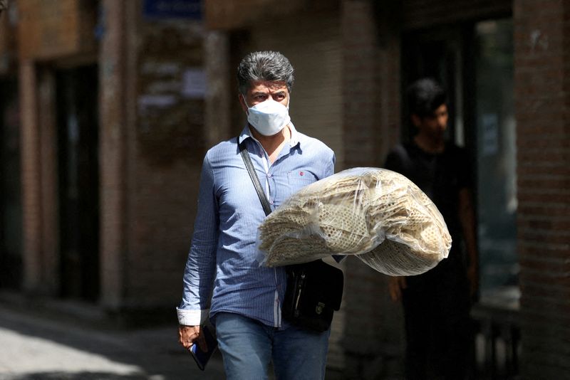 &copy; Reuters. Iraniano com saco de pães em rua de Teerã
01/05/2022
Majid Asgaripour/WANA (West Asia News Agency) via REUTERS