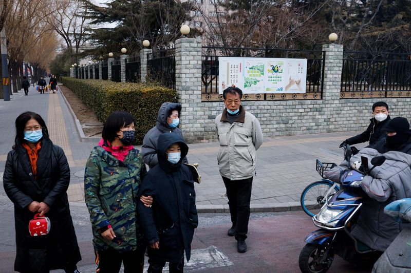 &copy; Reuters. أفراد يضعون كمامات للوقاية من فيروس كورونا في بكين يوم 12 فبراير شباط 2022. تصوير: تيرون سيو - رويترز. 