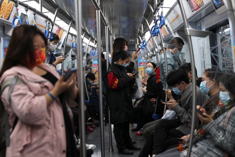 &copy; Reuters. ركاب يضعون كمامات في قطار للأنفاق في بكين يوم 12 ابريل نيسان 2022. تصوير: تينغشو وانغ - رويترز.