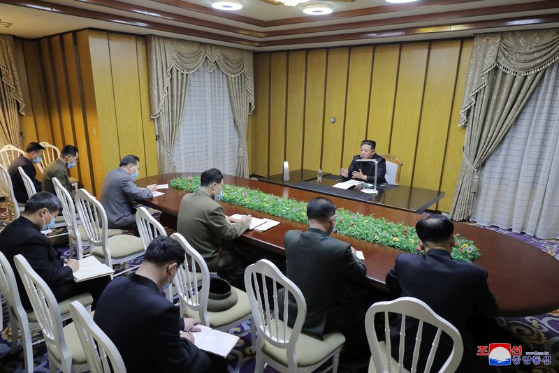 &copy; Reuters. 北朝鮮国営の朝鮮中央通信（ＫＣＮＡ）は１４日、新型コロナウイルス感染が拡大する中、１３日に新たに１７万４４４０人が発熱し、２１人が死亡したと伝えた。写真は５月１２日撮影。
