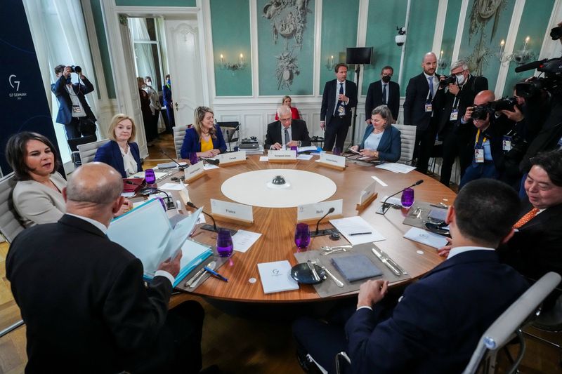 &copy; Reuters. Les ministres des Affaires étrangères du G7 se sont engagés samedi à amplifier l'isolement économique et politique de la Russie, à continuer de fournir des armes à l'Ukraine et à répondre "à la guerre du blé" conduite par Moscou. /Photo prise 1