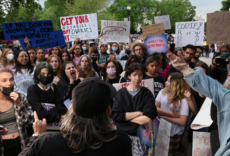 &copy; Reuters. أشخاص يحتجون من أجل حقوق الإجهاض في واشنطن  بالولايات المتحدة في الخامس من مايو أيار 2022. تصوير: ليا ميليس - رويترز.