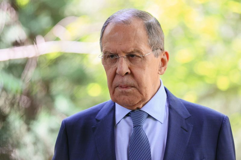 &copy; Reuters. Le ministre russe des Affaires étrangères, Sergueï Lavrov, a déclaré samedi que l'Occident avait déclaré une "guerre hybride totale" contre la Russie qui aura des répercussions sur l'ensemble de la planète et qu'il était difficile de savoir comb