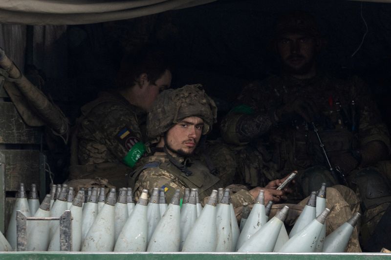&copy; Reuters. Des soldats ukrainiens en route vers la ligne de front. Les forces ukrainiennes ont lancé une contre-offensive près de la ville d'Izioum, pour l'heure tenue par les Russes, frappant ainsi un axe clé de l'assaut russe dans l'est de l'Ukraine. /Photo pri