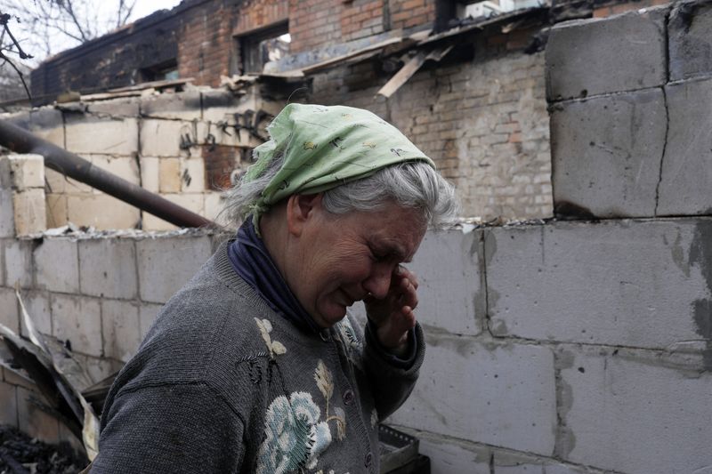 &copy; Reuters. فيرا كوسولابينكو (67 عاما) تبكي وسط أنقاض منزلها الصغير في قرية بزروكي شمالي خاركيف في شرق أوكرانيا بعد تضرره جراء قصف روسي يوم السبت. تصير: ري