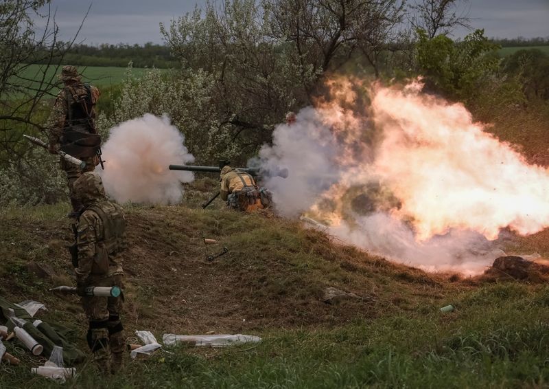 © Reuters. Ukrainian servicemen of the Territorial Defence Forces fire an anti-tank grenade launcher as they take part in a training exercise, amid Russia's invasion of Ukraine, in Dnipropetrovsk region, Ukraine May 14, 2022. REUTERS/Gleb Garanich