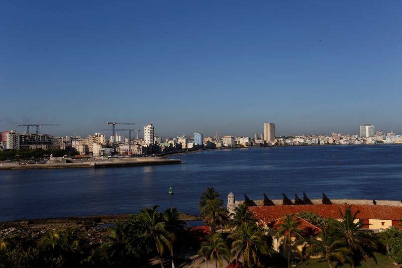 &copy; Reuters. FILE PHOTO: Cranes dot the skyline as the building of luxury hotels and the renovation of historic buildings are underway, in Havana, Cuba May 16, 2017. Picture taken May 16, 2017. REUTERS/Stringer