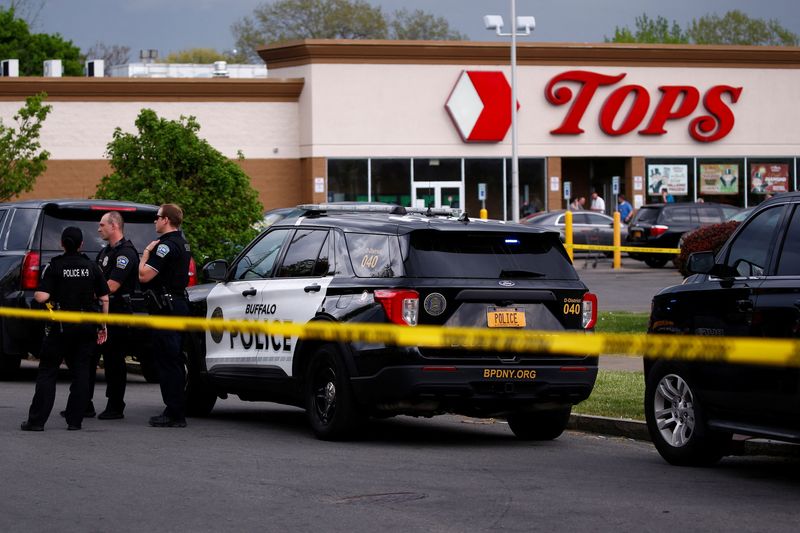 Polícia de Buffalo responde a 'tiro em massa' em supermercado, suspeito sob custódia