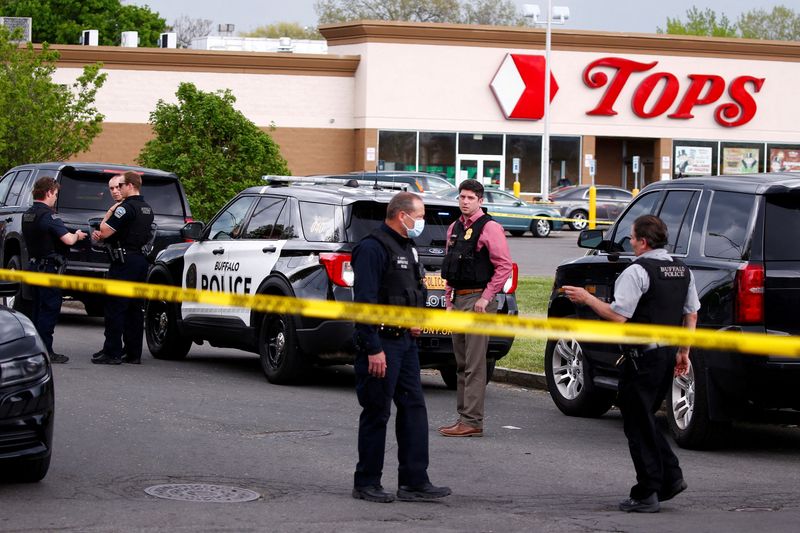 &copy; Reuters. Police officers secure the scene after a shooting at TOPS supermarket in Buffalo, New York, U.S. May 14, 2022.  REUTERS/Jeffrey T. Barnes REFILE - CORRECTING DATE