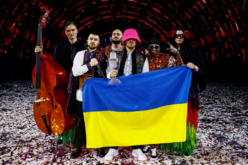 &copy; Reuters. فرقة كالوش الأوكرانية بعد فوزها بمسابقة يوروفيجن للأغاني الأوروبية في تورينو. تصوير: يارا ناردي - رويترز