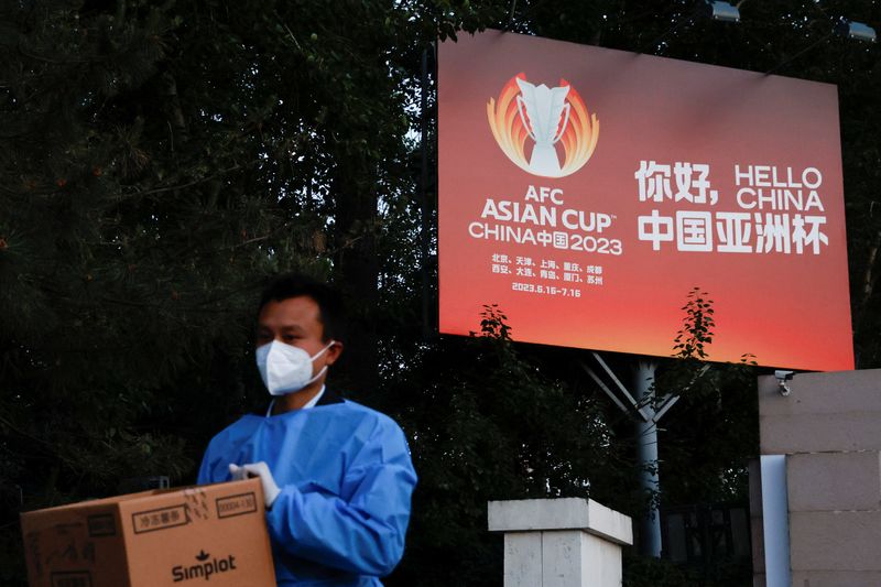 &copy; Reuters. رجل يضع كمامة في بكين يوم السبت. تصوير: كارلوس جارسيا راولينز - رويترز