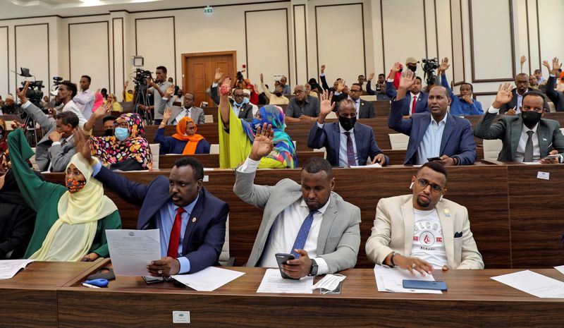 &copy; Reuters. مشرعون صوماليون يصوتون في البرلمان بمقديشو في صورة من أرشيف رويترز.