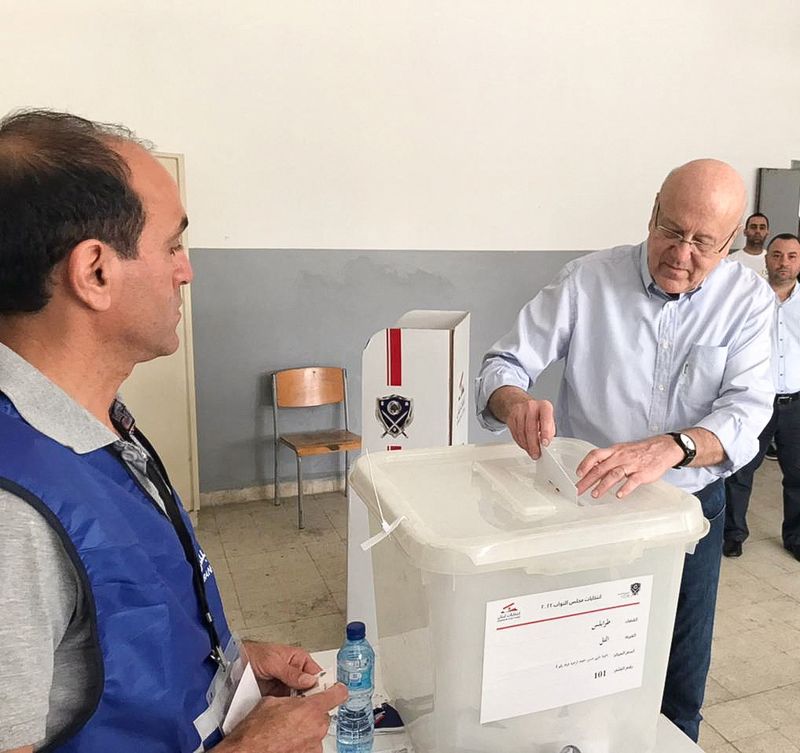 &copy; Reuters. رئيس الوزراء اللبناني نجيب ميقاتي يدلي بصوته في مركز اقتراع خلال الانتخابات البرلمانية في طرابلس يوم الأحد. صورة لرويترز.