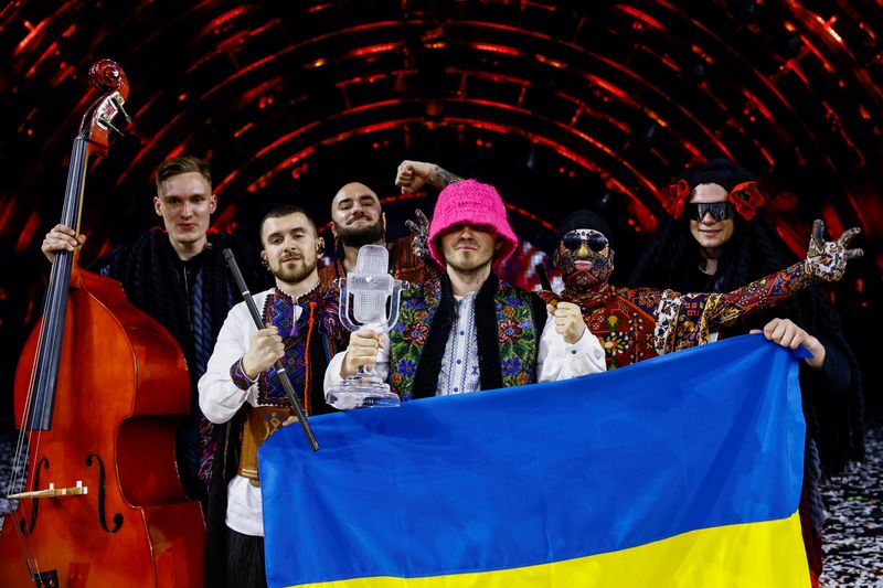 &copy; Reuters. Le groupe ukrainien Kalush Orchestra a remporté samedi le concours musical de l'Eurovision, qui se tenait dans la ville italienne de Turin. /Photo prise le 15 mai 2022/REUTERS/Yara Nardi