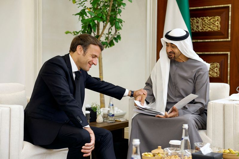 &copy; Reuters. Le président français Emmanuel Macron rencontre le cheikh Mohamed ben Zayed al Nahyane, nouvellement élu Président des Émirats arabes unis, à l'occasion du décès de l'ancien président Khalifa ben Zayed al Nahyane. Emmanuel Macron a rendu hommage 