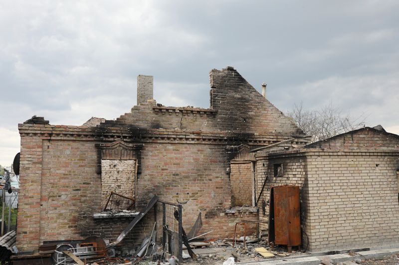 &copy; Reuters. منظر عام لمنزل مدمر نتيجة للقصف الروسي لأوكرانيا في إربين يوم السبت. تصوير: ماريوس بوش - رويترز