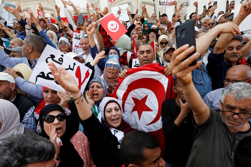 &copy; Reuters. تونسيون يشاركون في احتجاج على سياسات الرئيس قيس سعيد في تونس العاصمة يوم الأحد. تصوير: زبير السويسي - رويترز.