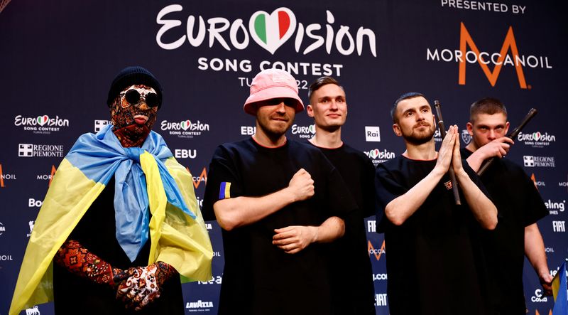 &copy; Reuters. أعضاء من فرقة كالوش الأوكرانية يحتفلون بالفوز في مسابقة يوروفيجن التي أقيمت في إيطاليا يوم السبت. تصوير: يارا ناردي - رويترز.