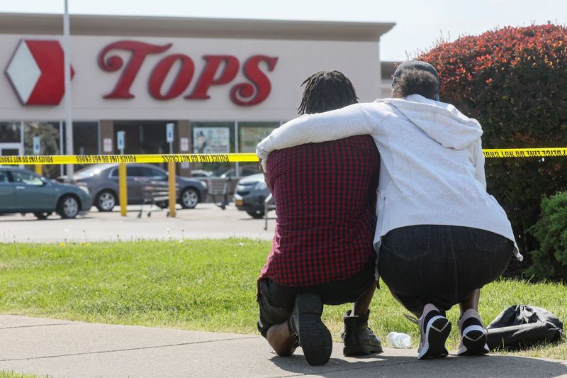 &copy; Reuters. Mourners react while attending a vigil for victims of the shooting at a TOPS supermarket in Buffalo, New York, U.S. May 15, 2022. REUTERS/Brendan McDermid