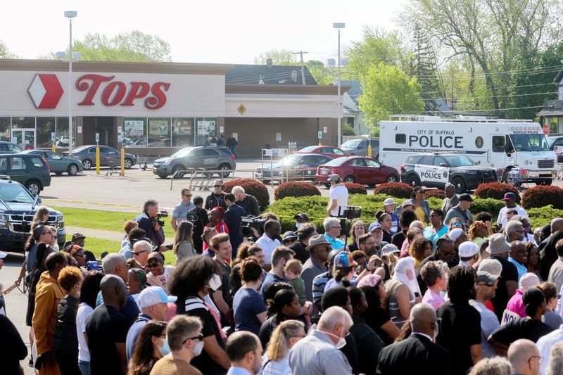 © Reuters. Mourners gather for a vigil for victims of the shooting at TOPS supermarket in Buffalo, New York, U.S. May 15, 2022.  REUTERS/Brendan McDermid
