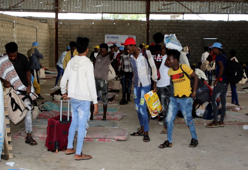 &copy; Reuters. مهاجرون إثيوبيون يستعدون لمغادرة ملجإ تابع لمنظمة الهجرة الدولية في عدن باليمن قبل إعادتهم إلى إثيوبيا. صورة من أرشيف رويترز 