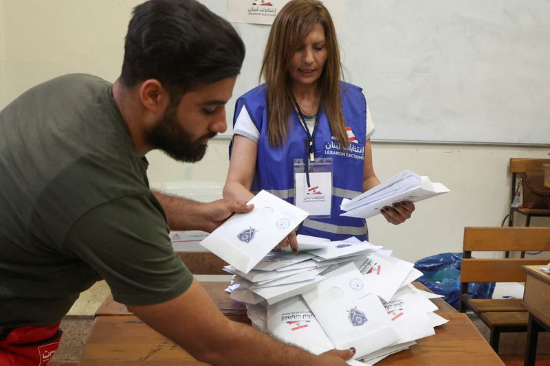 © Reuters. موظفون في العملية الانتخابية يفرزون بطاقات الاقتراع بعد إغلاق صناديق الاقتراع خلال الانتخابات البرلمانية اللبنانية في بيروت بلبنانيوم الأحد. تصوير: محمد عزاقير- رويترز