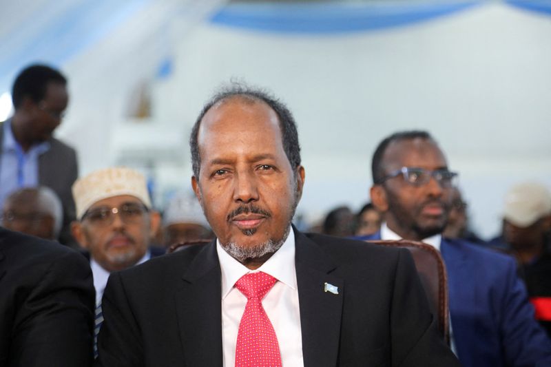 &copy; Reuters. حسن شيخ محمود، الرئيس الصومالي السابق ومرشح الرئاسة في الانتخابات الرئاسية 2022، خلال الجولة الولى من التصويت في مقديشو بالصومال يوم الأحد. ت