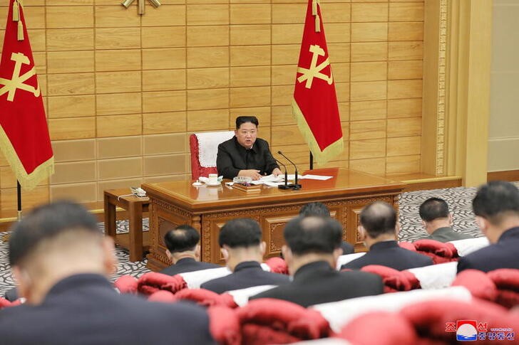 &copy; Reuters. 　北朝鮮の金正恩朝鮮労働党総書記は、党の緊急政治局会議を開き、首都平壌における医薬品供給の安定化に向けて軍を活用するよう指示した。写真は朝鮮中央通信（ＫＣＮＡ）が１４日提