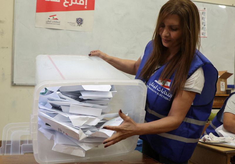 &copy; Reuters. موظفة انتخابية تفرغ محتويات صندوق اقتراع بعد انتهاء الانتخابات البرلمانية في بيروت يوم الأحد. تصوير: محمد عزاقير - رويترز