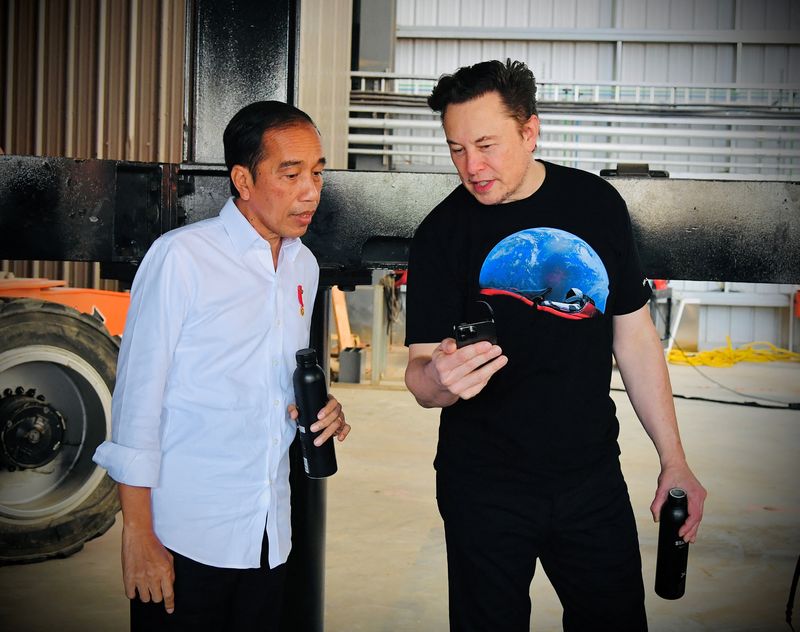 &copy; Reuters. 　インドネシアのジョコ大統領（左）は５月１４日、米テキサス州で米電気自動車（ＥＶ）大手テスラのイーロン・マスク最高経営責任者（ＣＥＯ、右）と面会し、投資の可能性や技術に関
