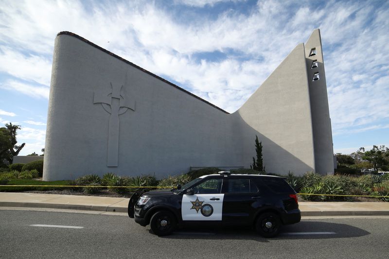 &copy; Reuters. كنيسة جنيف في بلدة لاجونا وودز بكاليفورنيا بعد إطلاق النار يوم الأحد. تصوير: ديفيد سوانسون - رويترز