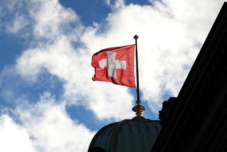 &copy; Reuters. 　スイスの代名詞となっている永世中立という外交政策が、過去数十年間で最大の試練に直面している。写真はスイスの国旗。ベルンの連邦議事堂で２０１８年１２月撮影（２０２２年　ロ