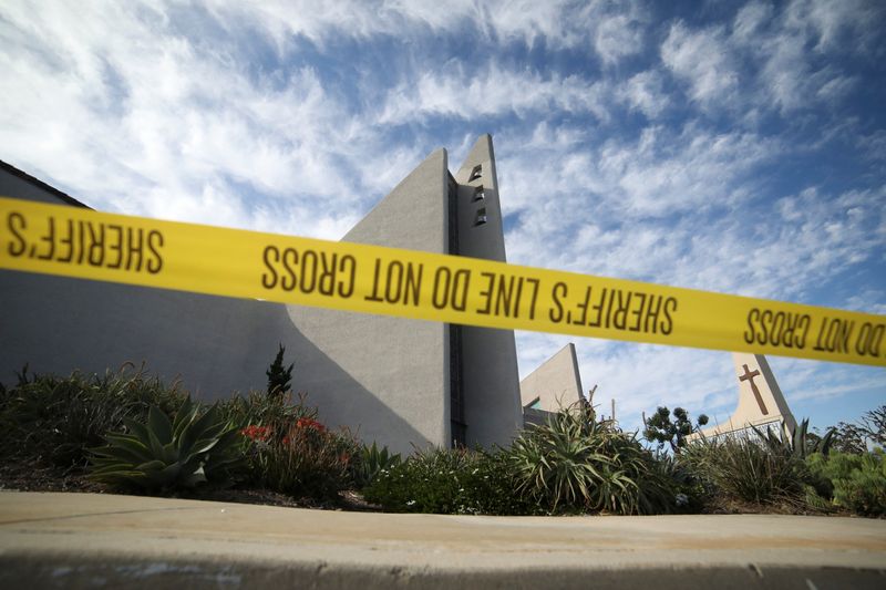 &copy; Reuters. Un homme armé a ouvert le feu dimanche dans une église de Californie lors d'une réception à l'heure du déjeuner, touchant mortellement par balle une personne et blessant cinq autres, avant que des paroissiens ne stoppent l'assaillant en l'immobilisan