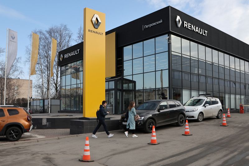 &copy; Reuters. FOTO DE ARCHIVO: Un concesionario de Renault en San Petersburgo