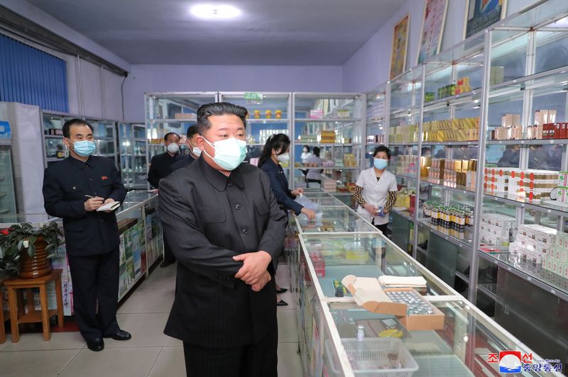 &copy; Reuters. El líder norcoreano Kim Jong-un lleva una mascarilla en medio del brote de la enfermedad del coronavirus (COVID-19), mientras inspecciona una farmacia en Pionyang, en esta foto sin fecha publicada por la Agencia Central de Noticias de Corea del Norte (KC