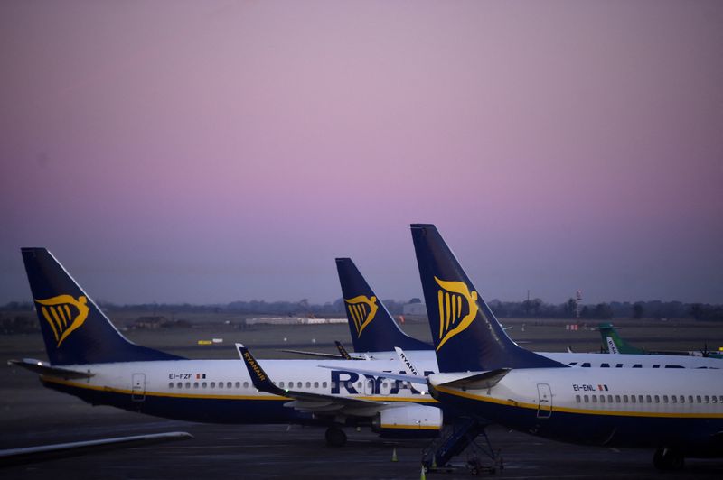 &copy; Reuters. Aerei Ryanair sulla pista dell'aeroporto di Dublino. 20 marzo 2018. REUTERS/Clodagh Kilcoyne