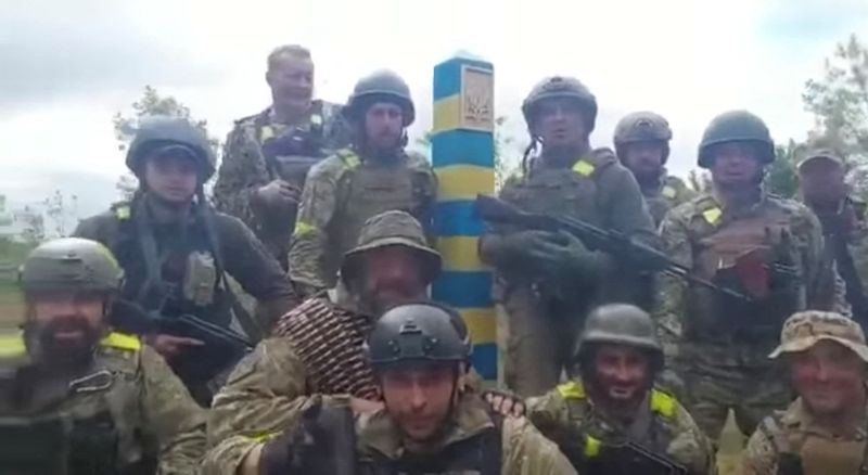 &copy; Reuters. جنود أوكرانيون يقفون عند الحدود الأوكرانية الروسية فيما يزعم أنها في منطقة خاركيف في شرق أوكرانيا في صورة من تسجيل مصور وزعته وزارة الدفاع 