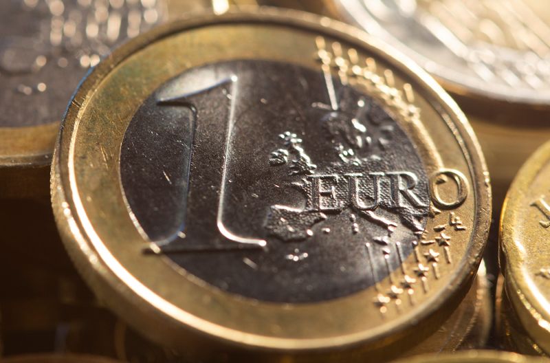 &copy; Reuters. 　５月１６日、欧州中央銀行（ＥＣＢ）のパネッタ専務理事は、ＥＣＢが来年末までにデジタルユーロの開発に着手する可能性があると述べた。写真はユーロ硬貨。２０２１年１１月撮影（