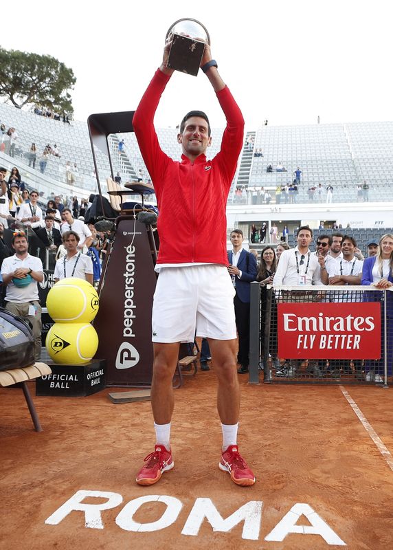 &copy; Reuters. لاعب التنس الصربي نوفاك ديوكوفيتش يرفع كأس بطولة إيطاليا المفتوحة بعد فوزه بالبطولة يوم الأحد. تصوير: جوجليلمو مانجيانبين - رويترز.