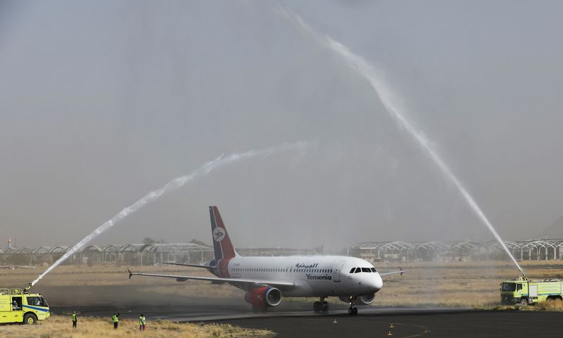 &copy; Reuters. مدافع ترش المياه على مدرج مطار صنعاء في العاصمة اليمنية مع وصول طائرة تابعة للخطوط اليمنية يوم الاثنين. تصوير: خالد عبد الله - رويترز.