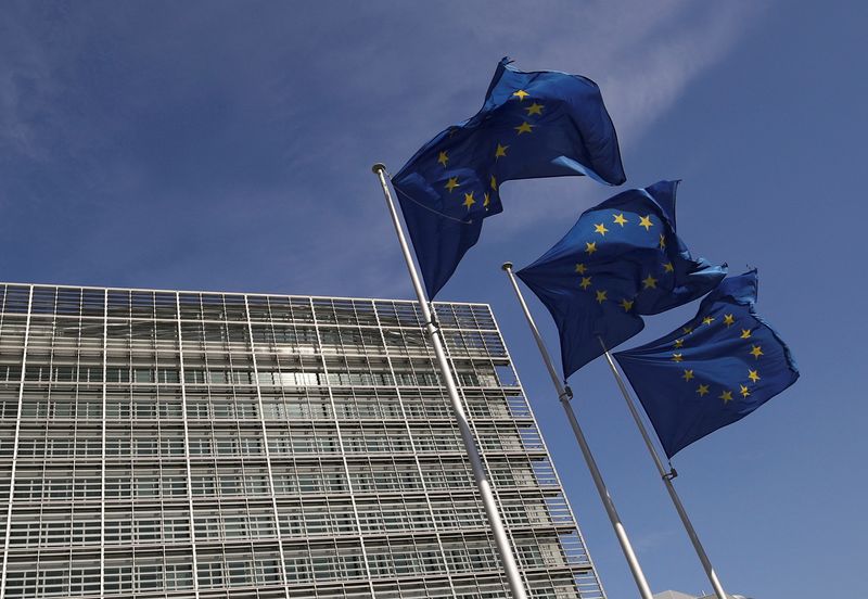 &copy; Reuters. Bandeiras da União Europeia do lado de fora da sede da Comissão Europeia em Bruxelas
24/03/2021. REUTERS/Yves Herman