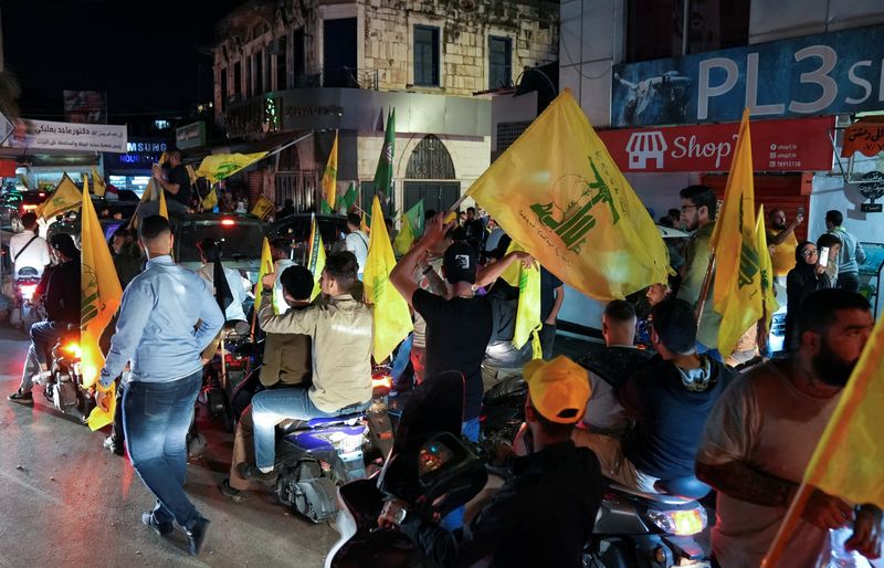&copy; Reuters. أنصار حزب الله اللبناني وحركة أمل يحملون أعلام الحزب في قافلة أثناء فرز الأصوات في الانتخابات البرلمانية في النبطية بجنوب لبنان يوم الأحد. 