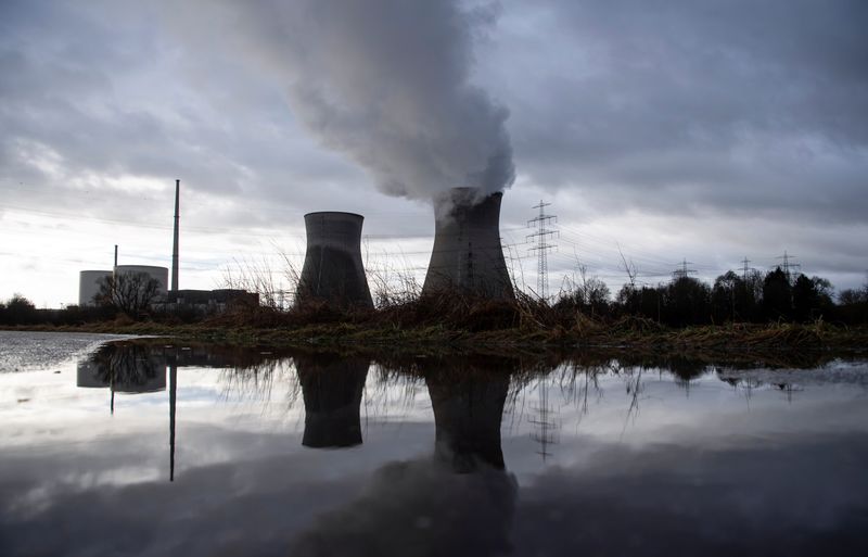 © Reuters. A general view of the nuclear power plant, whose last unit will be shut down at the turn of the year, in Gundremmingen, Germany, December 29, 2021. REUTERS/Lukas Barth