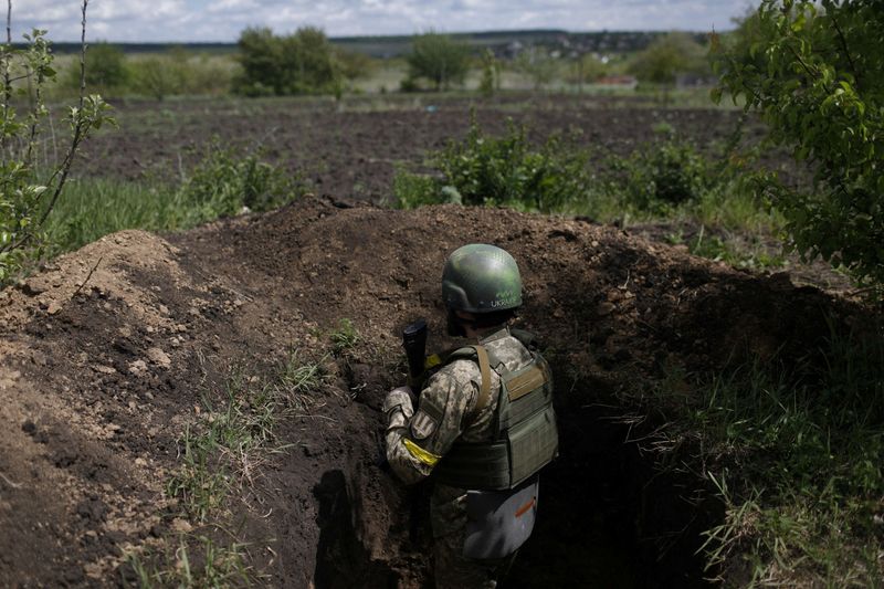 &copy; Reuters. Soldado ucraniano em trincheira localizada em ponto de observação em Ruska Lozova, vila retomada pelas forças ucranianas na região ucraniana de Kharkiv
15/05/2022 REUTERS/Ricardo Moraes