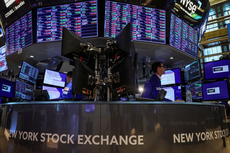 Wall Street cai à medida que ações em crescimento e dados sombrios da China pesam